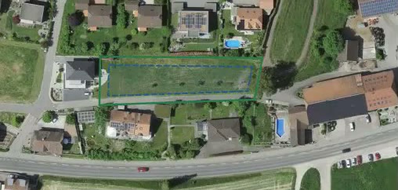 Aerial map of a Swiss parcel with its boundary and the buildable area outlined